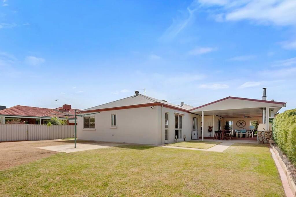 Lakefront Beauty ! Pet Friendly Villa Yarrawonga Exterior photo