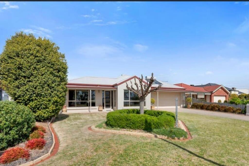 Lakefront Beauty ! Pet Friendly Villa Yarrawonga Exterior photo