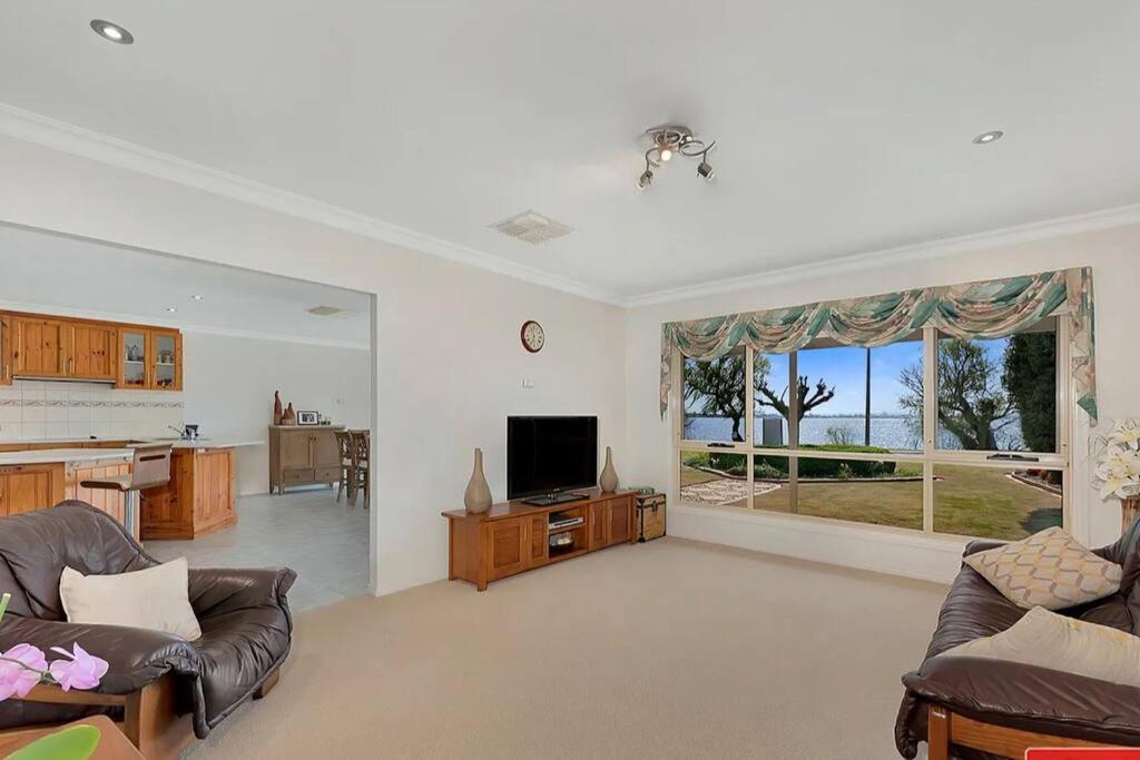 Lakefront Beauty ! Pet Friendly Villa Yarrawonga Exterior photo